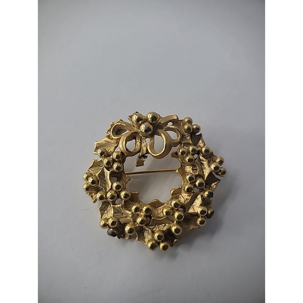Vintage Brooch Pin Gold Tone Christmas Wreath Holly Berry Poinsettia jewelry
